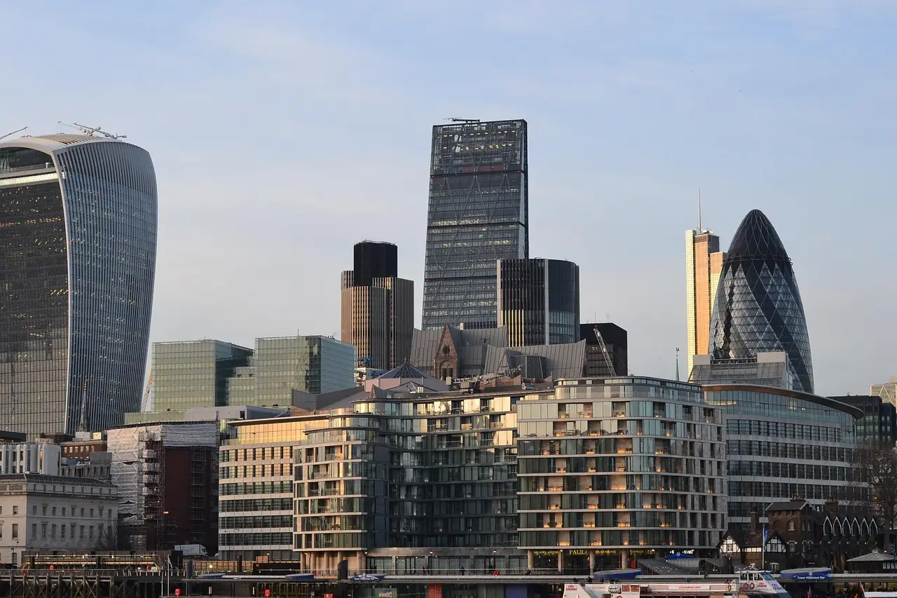 UK lawtech investment surges but fewer companies are chasing in